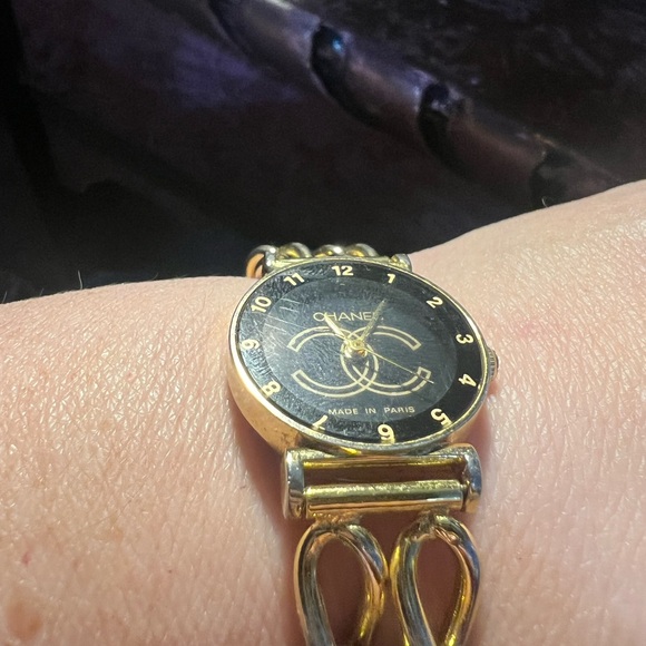 Elegant Chanel Gold Chain Bracelet Watch - Picture 5 of 10